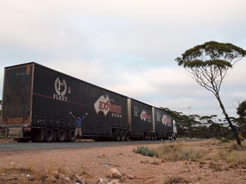 ロードトレイン ロードトレイン